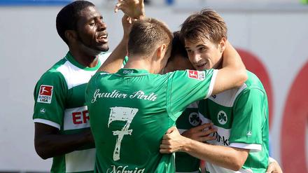 Fürths Torjäger Christopher Nöthe (r.) erzielte gegen 1860 München im neunten Spiel bereits sein siebtes Tor. Bernd Nehrig (m.) sorgte für den 2:0-Endstand.