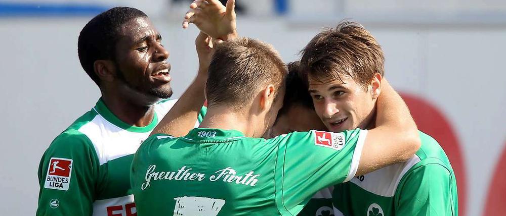 Fürths Torjäger Christopher Nöthe (r.) erzielte gegen 1860 München im neunten Spiel bereits sein siebtes Tor. Bernd Nehrig (m.) sorgte für den 2:0-Endstand.