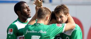 Fürths Torjäger Christopher Nöthe (r.) erzielte gegen 1860 München im neunten Spiel bereits sein siebtes Tor. Bernd Nehrig (m.) sorgte für den 2:0-Endstand.