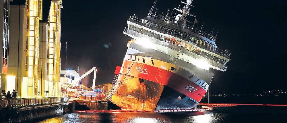 Gefährliche Schlagseite. Das Passagierschiff „Nordlys“ drohte am Freitag zu sinken. Foto: Reuters
