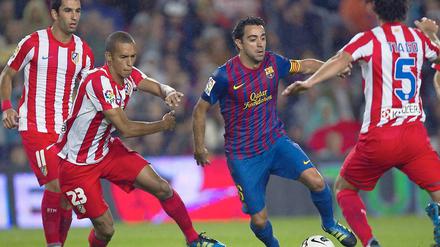 Xavi Hernández, mit feinem Passspiel ausgestatteter Welt- und Europameister, glänzt mit seiner Ballsicherheit, die es ihm erlaubt, sich mit dem Ball am Fuß auch gegen mehrere Gegenspielern zu behaupten.