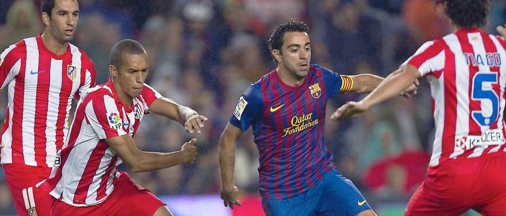 Xavi Hernández, mit feinem Passspiel ausgestatteter Welt- und Europameister, glänzt mit seiner Ballsicherheit, die es ihm erlaubt, sich mit dem Ball am Fuß auch gegen mehrere Gegenspielern zu behaupten.