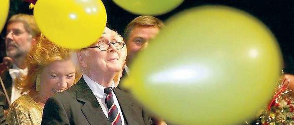 Für ihn soll’s Luftballons regnen. Seinen 80. Geburtstag feierte Loriot mit großem Publikum in der Deutschen Oper. Auch Evelyn Hamann (1942-2007) war dabei. Foto: ddp/Tom Maelsa