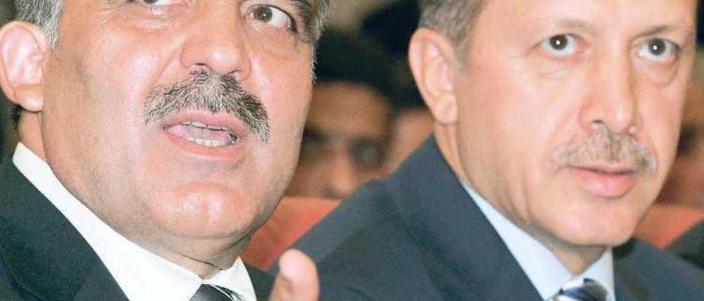 Alte Weggefährten sind der türkische Staatspräsident Abdullah Gül (links) und Regierungschef Recep Tayyip Erdogan. Dennoch sind sie nicht immer einer Meinung – etwa über die Bedeutung der Sprache für junge Deutsch-Türken. Foto: Ümit Bektas/rtr