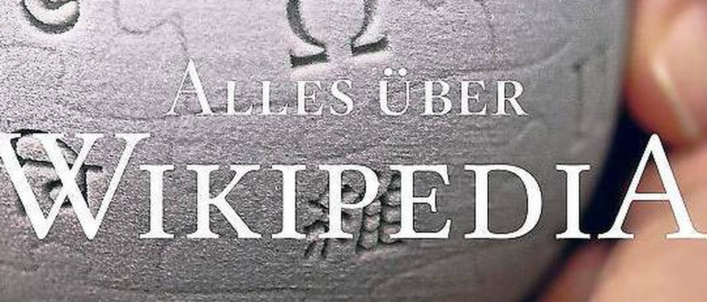 Innenansichten wie der Beitrag „Die dunkle Seite der Wikipedia“ machen das Buch zum Lexikon auch für Außenstehende lesenswert.