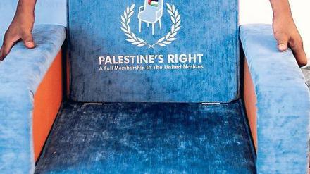 Initiativbewerbung. In einer symbolischen Aktion übergab der Vertreter der Palästinenser bei den UN einem Protokollbeamten einen Sessel mit dem Aufdruck „Palestine“