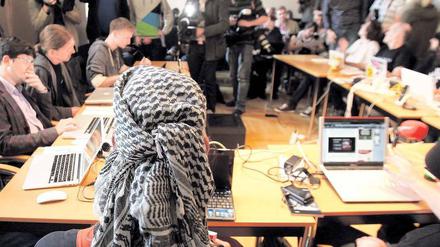 Piraten mit Presse. Bei der ersten Sitzung der Piratenfraktion im Abgeordnetenhaus kämpften die Delegierten erneut mit dem großen Medieninteresse – und nicht zuletzt mit sich selbst. Foto: dapd