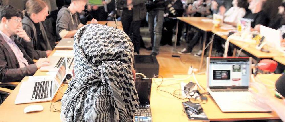 Piraten mit Presse. Bei der ersten Sitzung der Piratenfraktion im Abgeordnetenhaus kämpften die Delegierten erneut mit dem großen Medieninteresse – und nicht zuletzt mit sich selbst. Foto: dapd