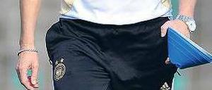 Hütchenspielerin. Silvia Neid setzt auf einige Neue in der Nationalelf. Foto: dapd