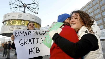Es geht nicht immer rau zu in dieser Stadt - manchmal wird man unter der Berliner Weltzeituhr auch einfach umarmt.