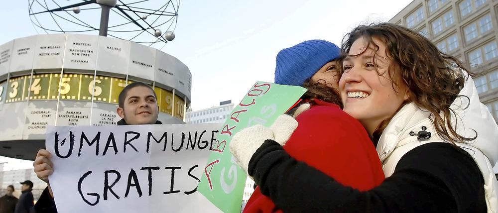 Es geht nicht immer rau zu in dieser Stadt - manchmal wird man unter der Berliner Weltzeituhr auch einfach umarmt.