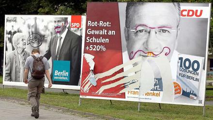 Vielerorts sind die Wahlplakate der Parteien von Unbekannten verunstaltet. Für den verkorksten Wahlkampf sind die Parteien allerdings selbst verantwortlich.