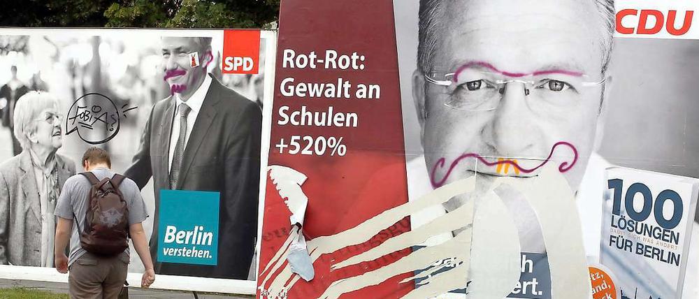 Vielerorts sind die Wahlplakate der Parteien von Unbekannten verunstaltet. Für den verkorksten Wahlkampf sind die Parteien allerdings selbst verantwortlich.