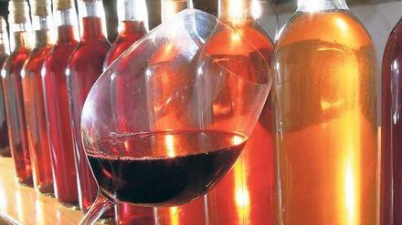 Bringt Farbe ins Leben. Und für Herzkranke und Diabetiker ist ein bisschen Wein sogar gut. Aber trinkt man zu viel, steigt das Sterblichkeitsrisiko sofort an. Foto: dpa