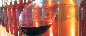 Bringt Farbe ins Leben. Und für Herzkranke und Diabetiker ist ein bisschen Wein sogar gut. Aber trinkt man zu viel, steigt das Sterblichkeitsrisiko sofort an. Foto: dpa