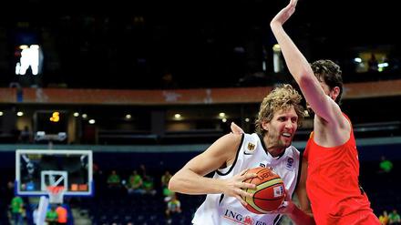 Dirk Nowitzki versucht alles, doch die Spanier um Pau Gasol sind am Ende zu stark für das deutsche Team.