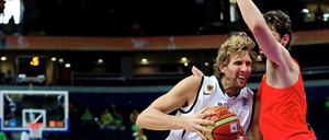 Dirk Nowitzki versucht alles, doch die Spanier um Pau Gasol sind am Ende zu stark für das deutsche Team.