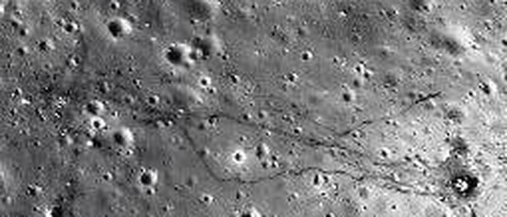 Spuren im Staub. Zwischen dem Landemodul (rechts) und dem Messgerätepark (links) hinterließen die Astronauten Abdrücke ihrer Stiefel und ihres Autos. Foto: Nasa