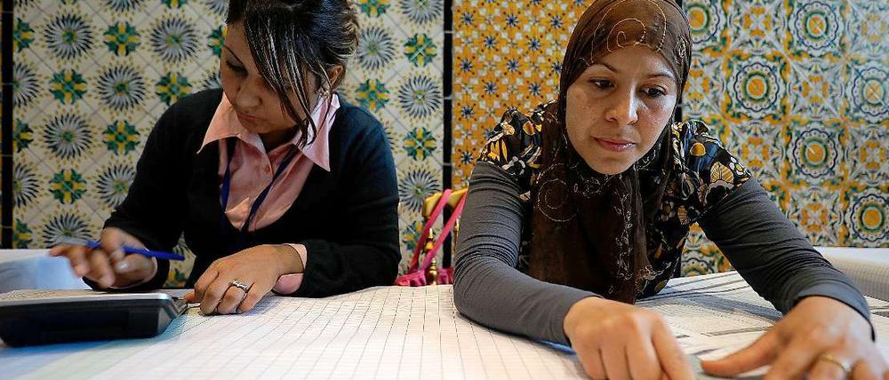 Die endgültigen Wahlergebnisse aus Tunesien werden am Dienstagabend erwartet. Doch es zeichnet sich ein klarer Wahlsieg der Islamisten ab.