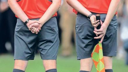 Der nächste Skandal? Das deutsche Schiedsrichterwesen muss sich derzeit mit der Steuerfahndung herumschlagen – neben dem DFB bekamen mehrere bekannte Unparteiische ungebetenen Besuch von den Ermittlern. Foto: dpa