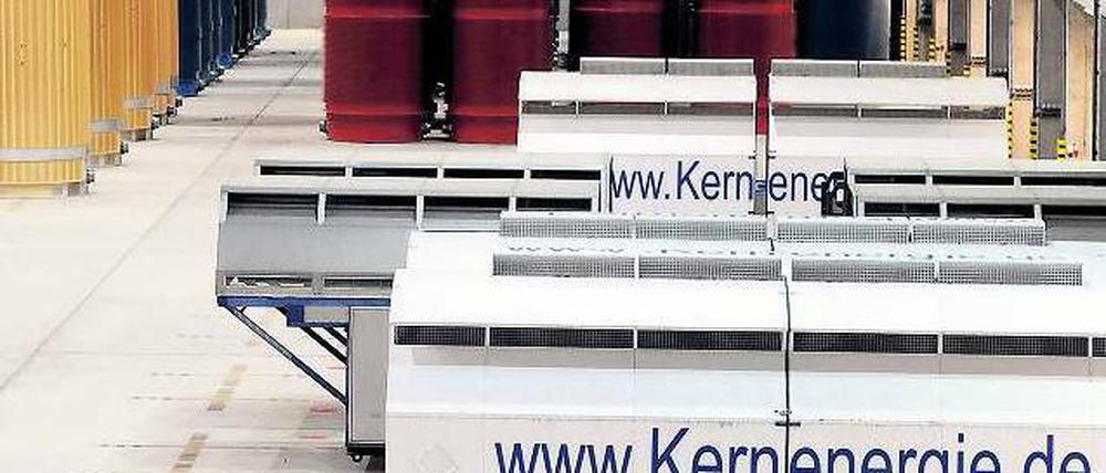 Strahlend. Behälter mit hoch radioaktiven Abfällen (hinten) im Zwischenlager. Foto: dpa
