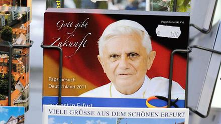 Im Glauben ans Geschäft. Der Verkauf von Ansichtskarten und Andenken ist schon angelaufen. 