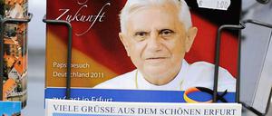 Im Glauben ans Geschäft. Der Verkauf von Ansichtskarten und Andenken ist schon angelaufen. 