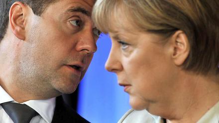 Der russische Präsident Medwedew und Bundeskanzlerin Merkel besprachen sich während der Deutsch-Russischen Regierungskonsultationen in Hannover. Nennenswerte Fortschritte gab es nur auf wirtschaftlicher Ebene.