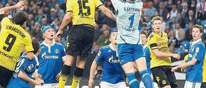 Neuer Neuer. Schalkes Torwart Ralf Fährmann (3.v.r.) überzeugte im Spiel und im Elfmeterschießen. Foto: dpa