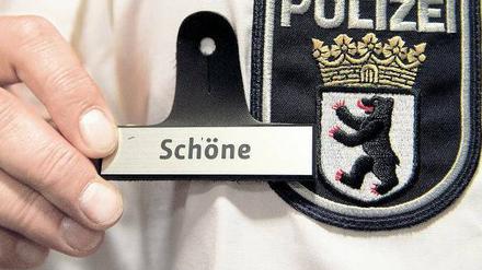So sieht’s aus. Mit solchen Schildern werden alle Polizisten ausgerüstet.