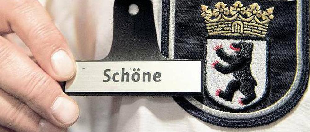So sieht’s aus. Mit solchen Schildern werden alle Polizisten ausgerüstet.