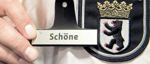 So sieht’s aus. Mit solchen Schildern werden alle Polizisten ausgerüstet.
