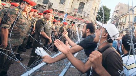 Wut auf die Junta: Demonstranten am Samstag vor dem Armeehauptquartier in Kairo. In der Nacht wurde ihr Protest brutal erstickt. 