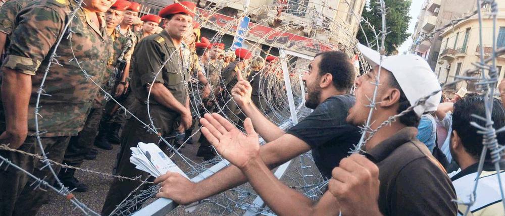 Wut auf die Junta: Demonstranten am Samstag vor dem Armeehauptquartier in Kairo. In der Nacht wurde ihr Protest brutal erstickt.