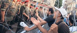 Wut auf die Junta: Demonstranten am Samstag vor dem Armeehauptquartier in Kairo. In der Nacht wurde ihr Protest brutal erstickt. 