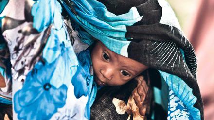 Warten auf medizinische Versorgung. Mutter und Kind, neu angekommen im Flüchtlingslager Dadaab, dem größten Flüchtlingslager der Welt.