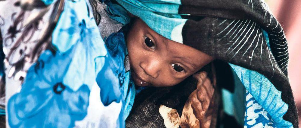 Warten auf medizinische Versorgung. Mutter und Kind, neu angekommen im Flüchtlingslager Dadaab, dem größten Flüchtlingslager der Welt.