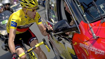 Toursieger Evans stößt mit seinem Teammanager an.