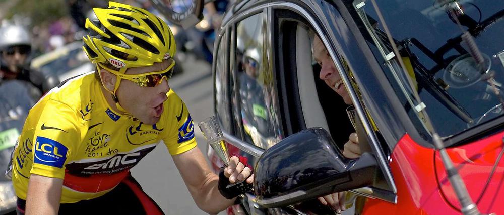 Toursieger Evans stößt mit seinem Teammanager an.