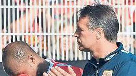 Enttäuschung und Zuversicht. Silvio (l.) versucht die erste Heimniederlage zu verkraften, Unions Trainer Uwe Neuhaus blickt schon wieder nach vorne. Foto: dpa