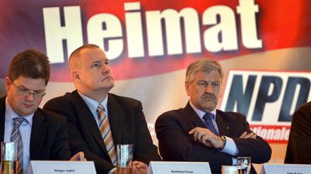 Der DVU-Vorsitzende Matthias Faust und der NPD-Parteivorsitzende Udo Voigt auf dem Landesparteitag der NPD in Sachsen im März 2009.