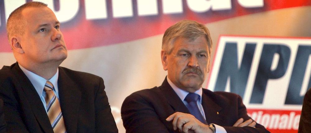 Der DVU-Vorsitzende Matthias Faust und der NPD-Parteivorsitzende Udo Voigt auf dem Landesparteitag der NPD in Sachsen im März 2009.