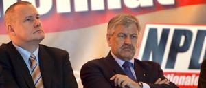 Der DVU-Vorsitzende Matthias Faust und der NPD-Parteivorsitzende Udo Voigt auf dem Landesparteitag der NPD in Sachsen im März 2009.