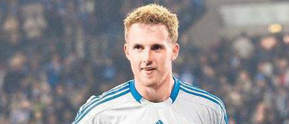 Leistungsträger. Papadopoulos (l.) und Raúl schultern Ralf Fährmann.Foto: dpa