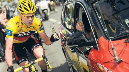 Beschwingt nach Paris. Schon vor dem Tagessieg von Mark Cavendish hatte Cadel Evans unterwegs Zeit zu feiern. 