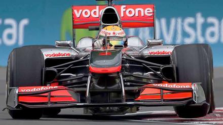 Lewis Hamilton steuert sein Auto auf die Pole-Position. 