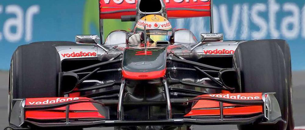 Lewis Hamilton steuert sein Auto auf die Pole-Position. 