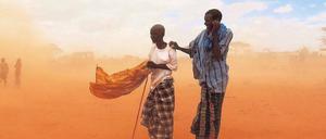 Wo Erde und Himmel eins werden. Im Dürregebiet wird der Staub hoch in die Atmosphäre gewirbelt. 