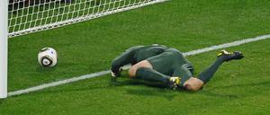 Die Engländer bleiben Ihrer Tradition treu: Sie kriegen Ihr chronisches Torwartproblem einfach nicht in den Griff. So reiht sich Robert Green ein in die Galerie der britischen Pannenkeeper von Seaman bis "Calamity" James und lässt einen haltbaren Schuss des US-Amerikaners Clint Dempsey zum 1:1 durch die Handschuhe rutschen. Bei diesem Ergebnis bleibt es auch bis zum Schluss.