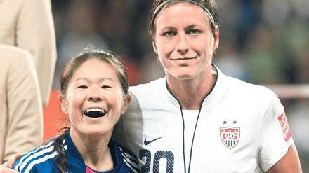 Größe zeigen in der Niederlage. Abby Wambach (r.) mit Homare Sawa. Foto: Reuters